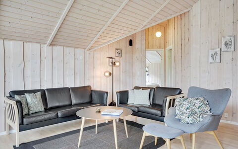 Chermeine - 1.2Km to the Fjord: Legna, Pavimentazione, Interior Design, Mobilia, Pavimento, Soggiorno, Soffitto, Casa, Pavimento In Legno, Divano