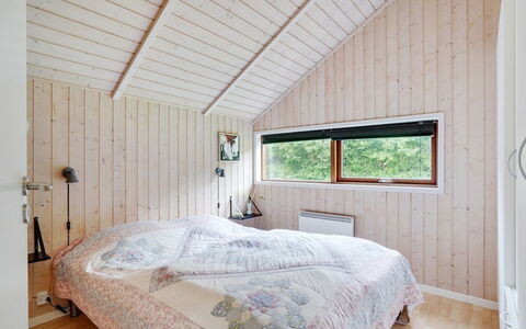 Chermeine - 1.2Km to the Fjord: Legna, Interior Design, Camera Da Letto, Soffitto, Letto, Pavimentazione, Pavimento, Mobilia, Camera, Lenzuolo