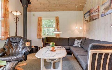 Herlugh - 1Km to the Fjord: Mobilia, Legna, Interior Design, Pavimentazione, Pavimento, Soggiorno, Soffitto, Illuminazione, Divano, Lampada
