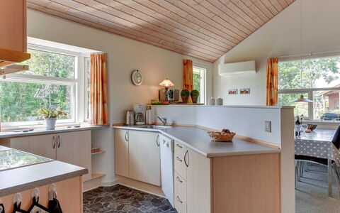 Herlugh - 1Km to the Fjord: Interior Design, Controsoffitto, Pavimentazione, Mobilia, Soffitto, Cucina, Legna, Cabinetry, Lampada, Pavimento