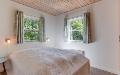 Herlugh - 1Km to the Fjord: Interior Design, Parete, Camera Da Letto, Soffitto, Legna, Letto, Pavimento, Pavimentazione, Lenzuolo, Bedding