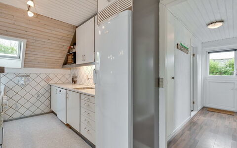 Earline - 900M to the Fjord: Legna, Pavimentazione, Soffitto, Pavimento, Interior Design, Casa, Apparecchio Major, Pavimento In Legno, Camera, Cucina