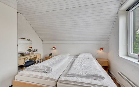 Earline - 900M to the Fjord: Legna, Camera Da Letto, Soffitto, Letto, Interior Design, Telaio Del Letto, Bedding, Pavimento, Lenzuolo, Camera