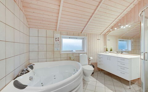 Clarina - 800M to the Fjord: Idraulico Fixture, Soffitto, Interior Design, Pavimentazione, Pavimento, Idraulico, Casa, Rubinetto, Camera, Bagno