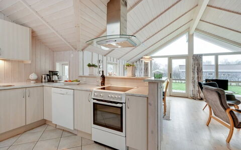Clarina - 800M to the Fjord: Soffitto, Legna, Cucina, Interior Design, Mobilia, Controsoffitto, Cabinetry, Pavimentazione, Casa, Lampada