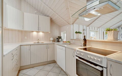 Clarina - 800M to the Fjord: Cucina, Interior Design, Legna, Pavimentazione, Soffitto, Controsoffitto, Elettrodomestico Da Cucina, Pavimento, Cabinetry, Mobilia
