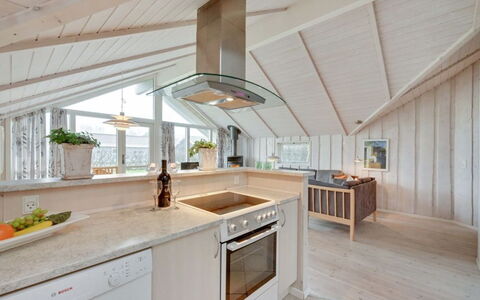 Clarina - 800M to the Fjord: Legna, Pavimentazione, Soffitto, Interior Design, Cucina, Pavimento, Mobilia, Lampada, Controsoffitto, Casa