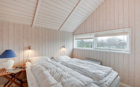 Clarina - 800M to the Fjord: Legna, Camera Da Letto, Soffitto, Casa, Bedding, Letto, Lenzuolo, Latifoglie, Plank, Color Legno