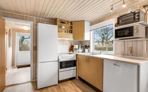 Hoghni - 850M to the Fjord: Legna, Pavimentazione, Cucina, Apparecchio Major, Elettrodomestico Da Cucina, Controsoffitto, Interior Design, Pavimento, Soffitto, Cabinetry