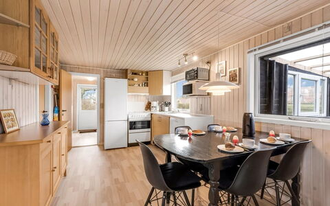Hoghni - 850M to the Fjord: Legna, Latifoglie, Color Legno, Soffitto, Cucina, Pavimento In Legno, Controsoffitto, Cucina & Sala Da Pranzo Tavolo, Plank