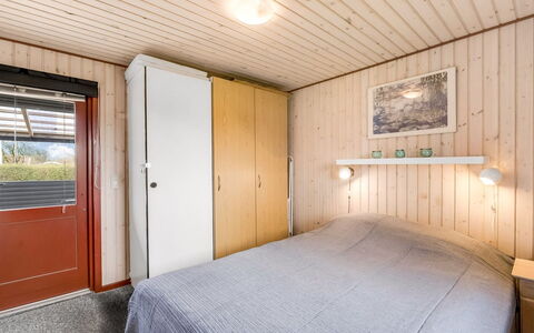 Hoghni - 850M to the Fjord: Legna, Pavimento, Camera Da Letto, Pavimentazione, Interior Design, Letto, Soffitto, Lenzuolo, Telaio Del Letto, Color Legno