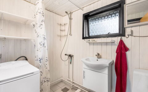 Hoghni - 850M to the Fjord: Idraulico Fixture, Pavimentazione, Pavimento, Lavello, Interior Design, Idraulico, Rubinetto, Camera, Soffitto, Bagno
