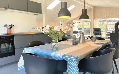 Gustaf - 400M to the Fjord: Mobilia, Interior Design, Sedia, Pavimentazione, Lampada, Cucina & Sala Da Pranzo Tavolo, Legna, Tavolo, Sala Da Pranzo, Pavimento