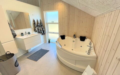 Gustaf - 400M to the Fjord: Pavimentazione, Pavimento, Interior Design, Idraulico Fixture, Idraulico, Vasca Da Bagno, Soffitto, Bagno, Pavimento In Legno, Design