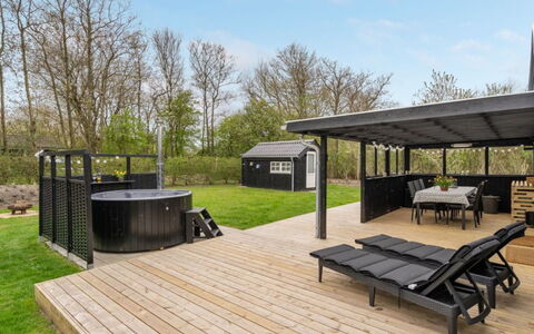 Gustaf - 400M to the Fjord: Deck, Shade, Giardino, Edifici Giardino, Struttura Esterna, Backyard, Latifoglie, Cortile, Landscaping, Padiglione