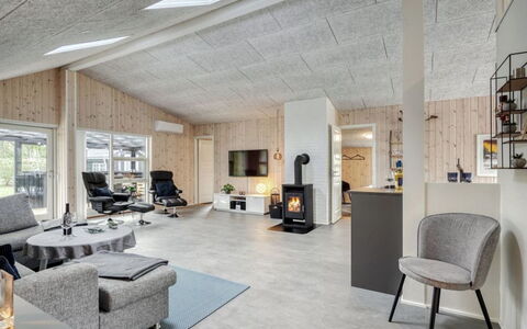 Gustaf - 400M to the Fjord: Legna, Interior Design, Soffitto, Mobilia, Pavimentazione, Soggiorno, Pavimento, Camera, Casa, Divano