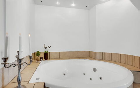 Fintan - 2Km to the Fjord: Interior Design, Vasca Da Bagno, Parete, Idraulico Fixture, Bagno, Pavimentazione, Pavimento, Soffitto, Illuminazione, Idraulico