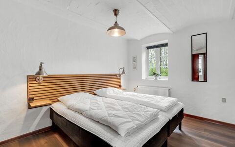 Fintan - 2Km to the Fjord: Letto, Legna, Interior Design, Camera Da Letto, Pavimentazione, Mobilia, Pavimento, Soffitto, Bedding, Illuminazione