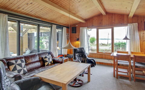 Graa: Tetto, Casa, Lotto, Casa, Villetta, Estate, Edifici Giardino, Shade, Log Cabin, Landscaping
