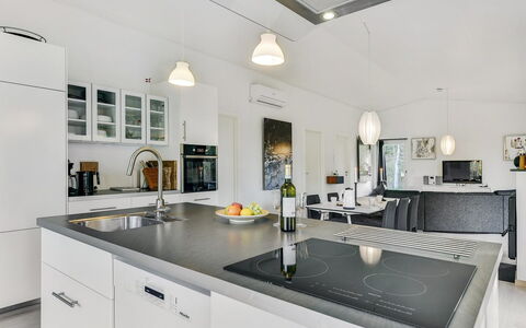 Elfriede - 400M to the Fjord: Cucina, Controsoffitto, Interior Design, Mobilia, Elettrodomestico Da Cucina, Cabinetry, Pavimentazione, Lampada, Soffitto, Apparecchio Major