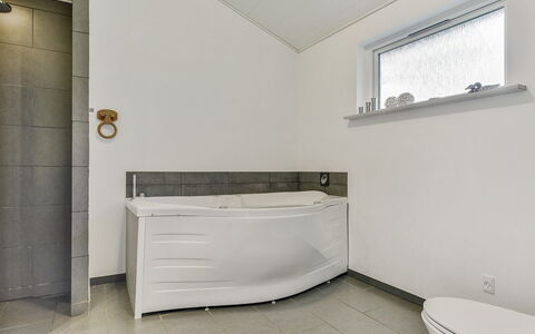 Elfriede - 400M to the Fjord: Pavimentazione, Pavimento, Interior Design, Idraulico Fixture, Vasca Da Bagno, Idraulico, Soffitto, Materiale Composito, Bagno, Camera