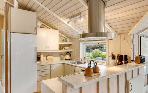 Sæby 670: Cucina, Controsoffitto, Interior Design, Pavimentazione, Legna, Soffitto, Elettrodomestico Da Cucina, Lampada, Cabinetry, Mobilia