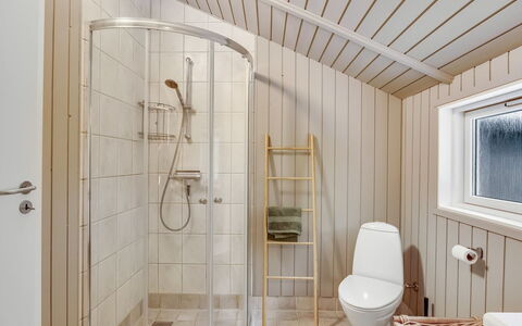 Sæby 670: Pavimentazione, Legna, Idraulico Fixture, Pavimento, Interior Design, Bagno, Gabinetto, Soffitto, Idraulico, Camera