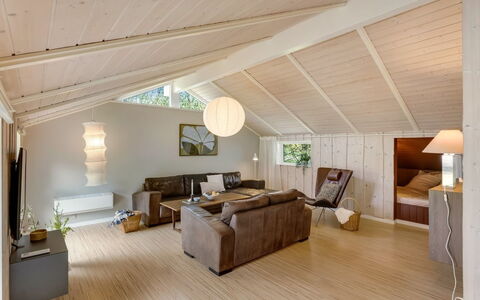 Sæby 670: Interior Design, Pavimentazione, Pavimento, Pavimento In Legno, Mobilia, Legna, Soffitto, Pavimento Laminato, Soggiorno, Divano