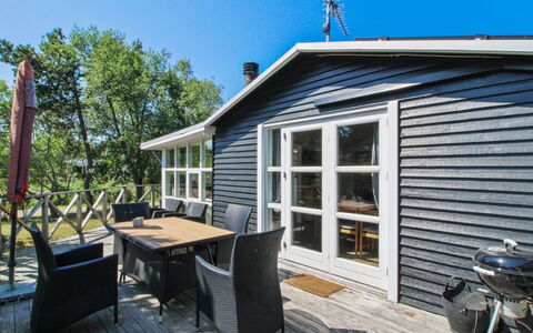 Olof - 100M from the Sea: Tetto, Casa, Porta, Villetta, Shade, Raccordo, Cortile, Estate, Backyard