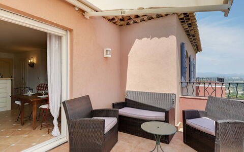 Roquebrune sur Argens 150: Mobilia, Proprietà, Tavolo, Legna, Shade, Comfort, Pianta, Soggiorno, Costruzione, Illuminazione