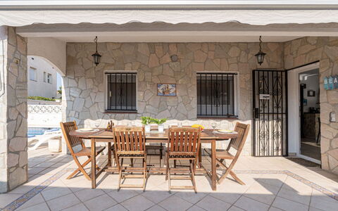 Louise: Mobilia, Costruzione, Comfort, Tavolo, Legna, Finestra, Tessile, Sedia, Tenda, Pavimentazione