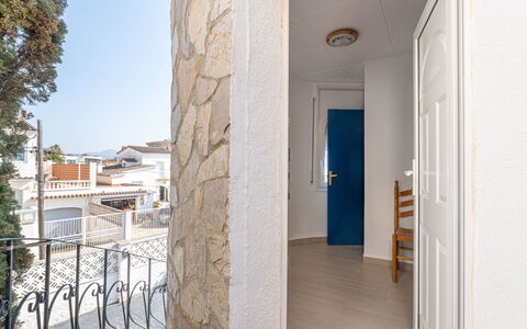 Louise: Mobilia, Costruzione, Comfort, Tavolo, Legna, Finestra, Tessile, Sedia, Tenda, Pavimentazione