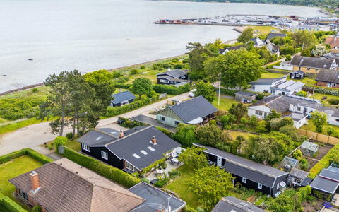 Varma - 25M from the Sea: Appartamento, Shade, Balcone, Sedia, Recinzione, Mobili Da Esterno, Alluminio, Erba Sintetica