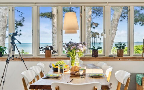 Varma - 25M from the Sea: Appartamento, Shade, Balcone, Sedia, Recinzione, Mobili Da Esterno, Alluminio, Erba Sintetica