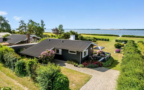 Eddy - 50M from the Sea: Tetto, Casa, Lotto, Casa, Villetta, Estate, Edifici Giardino, Shade, Log Cabin, Landscaping
