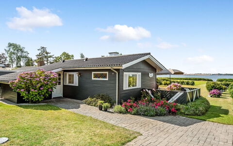 Eddy - 50M from the Sea: Tetto, Casa, Lotto, Casa, Villetta, Estate, Edifici Giardino, Shade, Log Cabin, Landscaping