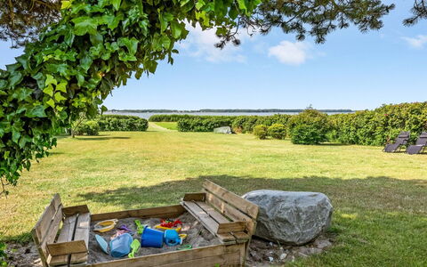 Eddy - 50M from the Sea: Tetto, Casa, Lotto, Casa, Villetta, Estate, Edifici Giardino, Shade, Log Cabin, Landscaping