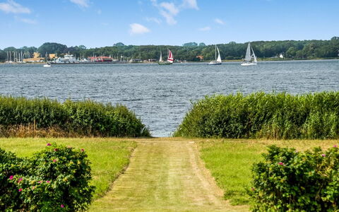 Eddy - 50M from the Sea: Tetto, Casa, Lotto, Casa, Villetta, Estate, Edifici Giardino, Shade, Log Cabin, Landscaping