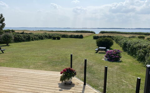 Eddy - 50M from the Sea: Tetto, Casa, Lotto, Casa, Villetta, Estate, Edifici Giardino, Shade, Log Cabin, Landscaping