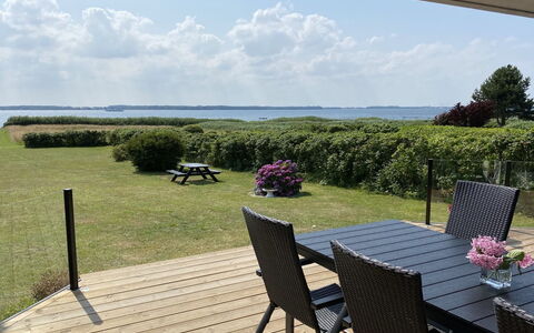 Eddy - 50M from the Sea: Tetto, Casa, Lotto, Casa, Villetta, Estate, Edifici Giardino, Shade, Log Cabin, Landscaping