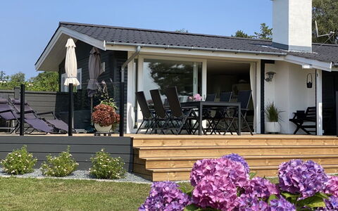 Eddy - 50M from the Sea: Tetto, Casa, Lotto, Casa, Villetta, Estate, Edifici Giardino, Shade, Log Cabin, Landscaping
