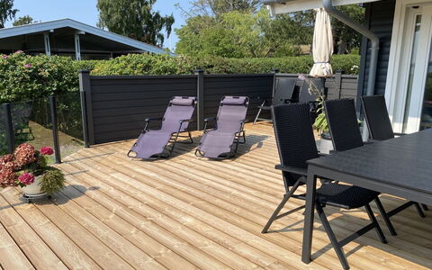 Eddy - 50M from the Sea: Tetto, Casa, Lotto, Casa, Villetta, Estate, Edifici Giardino, Shade, Log Cabin, Landscaping