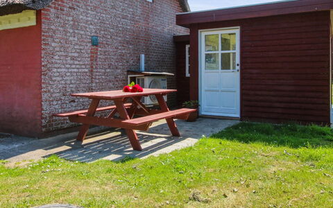 Saarah - 25Km from the Sea: Tetto, Casa, Casa, Villetta, Porta, Raccordo, Deck, Portico, Plank, Latifoglie