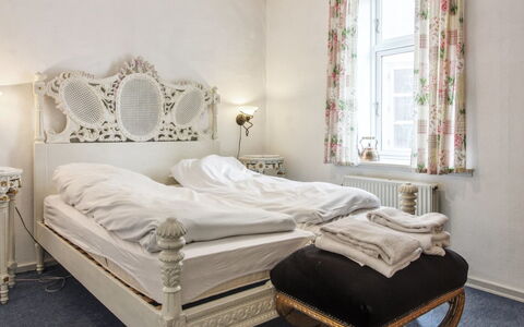 Ahvo - 22Km from the Sea: Mobilia, Letto, Camera Da Letto, Interior Design, Bedding, Parete, Lenzuolo, Pavimento, Biancheria, Pavimentazione