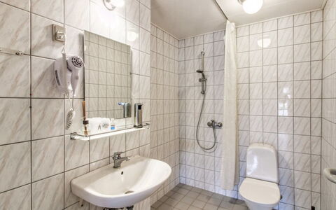 Ahvo - 22Km from the Sea: Parete, Interior Design, Pavimentazione, Pavimento, Idraulico Fixture, Camera, Bagno, Idraulico, Lavandino Del Bagno, Lavello
