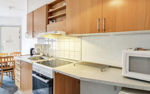 Ahvo - 22Km from the Sea: Pavimentazione, Interior Design, Cucina, Controsoffitto, Elettrodomestico Da Cucina, Pavimento, Mobilia, Apparecchio Major, Legna, Cabinetry
