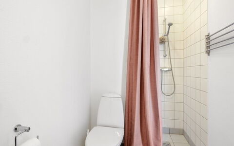 Antomine - 100M from the Sea: Bagno, Idraulico Fixture, Gabinetto, Toilet Seat, Pavimentazione, Pavimento, Interior Design, Idraulico, Camera, Doccia