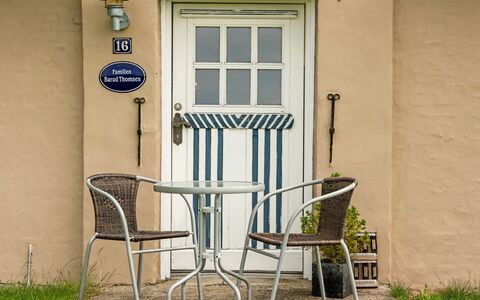 Thorarin - 25Km from the Sea: Tetto, Casa, Lotto, Casa, Villetta, Estate, Edifici Giardino, Shade, Log Cabin, Landscaping