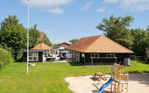 Gabriele - 17Km from the Sea: Tetto, Casa, Porta, Villetta, Shade, Raccordo, Cortile, Estate, Backyard