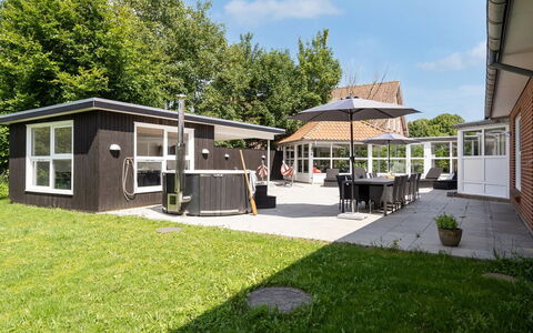 Gabriele - 17Km from the Sea: Tetto, Casa, Porta, Villetta, Shade, Raccordo, Cortile, Estate, Backyard